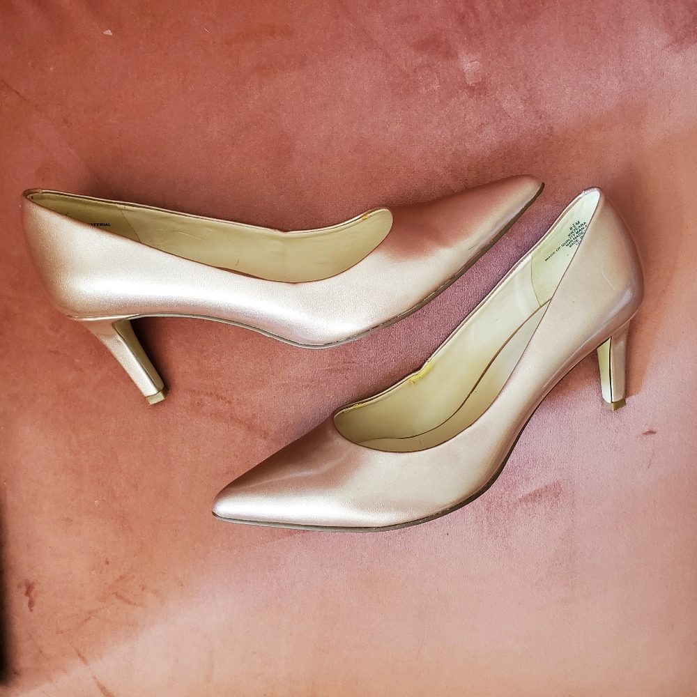 Rose Gold Metallic Pointed Toe Pumps Low Heels Nine West Blush Pink Iridescent